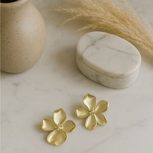 Elegant Gold Flower Earrings